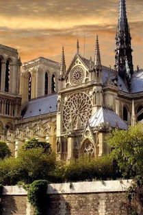巴黎圣母院是法国文学家维克多·雨果创作的一部长篇小说，被认为是世界文学史上的一部杰作，具有极高的文学价值、艺术风格、文化内涵和社会影响。